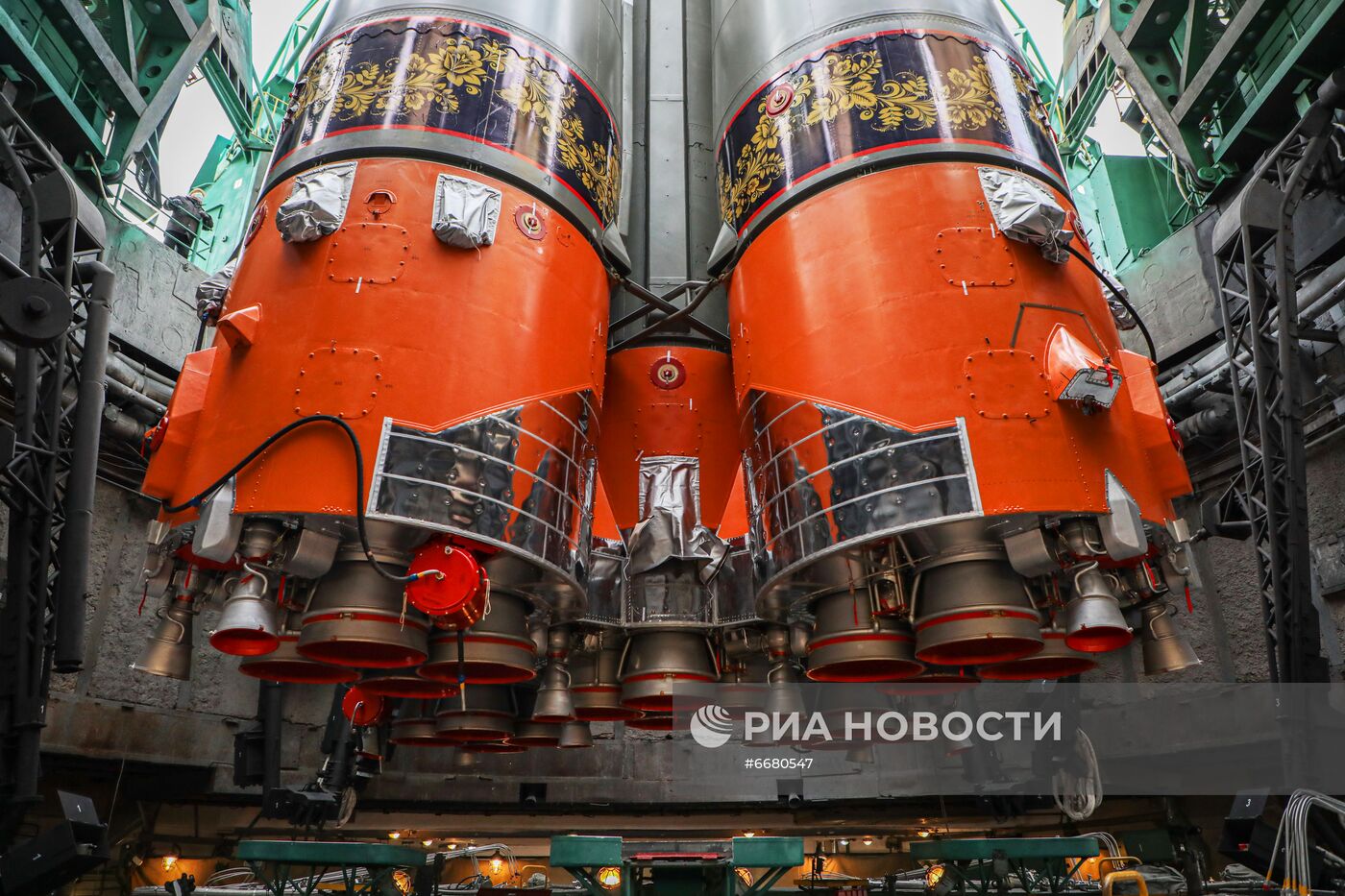 Вывоз ракеты-носителя "Союз-2.1а" с грузовым кораблем "Прогресс МС-18" на стартовый комплекс космодрома Байконур