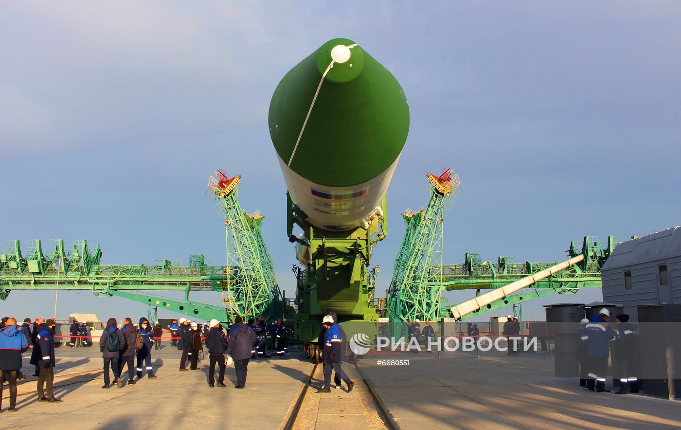 Вывоз ракеты-носителя "Союз-2.1а" с грузовым кораблем "Прогресс МС-18" на стартовый комплекс космодрома Байконур