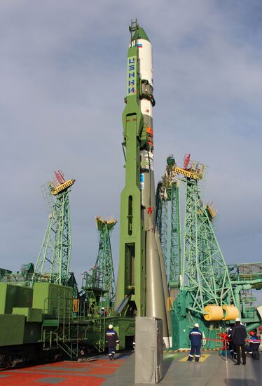 Вывоз ракеты-носителя "Союз-2.1а" с грузовым кораблем "Прогресс МС-18" на стартовый комплекс космодрома Байконур