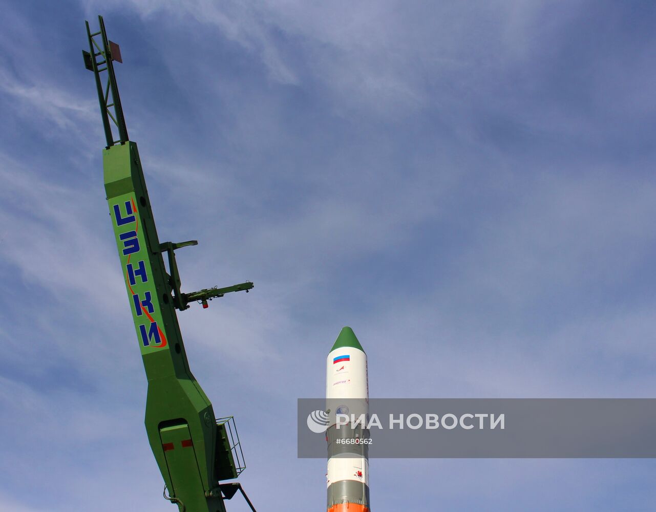 Вывоз ракеты-носителя "Союз-2.1а" с грузовым кораблем "Прогресс МС-18" на стартовый комплекс космодрома Байконур