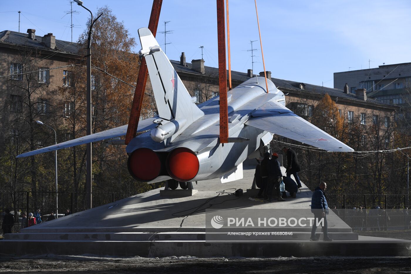 Открытие самолета-памятника Су-24 на территории НГТУ