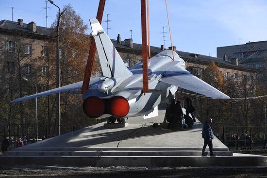 Открытие самолета-памятника Су-24 на территории НГТУ