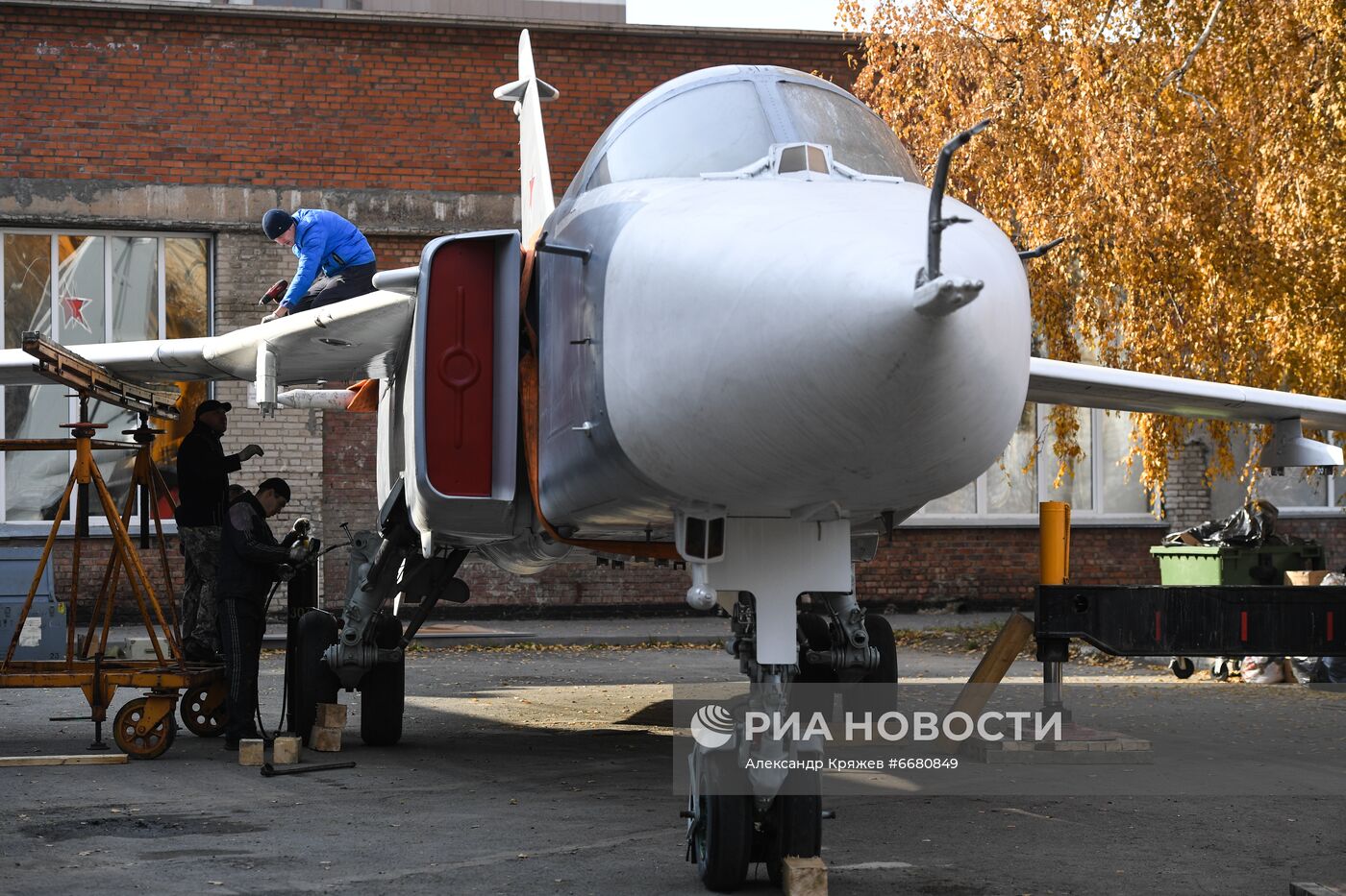 Открытие самолета-памятника Су-24 на территории НГТУ