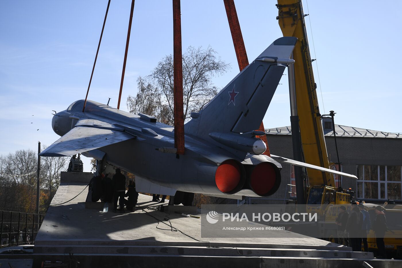 Открытие самолета-памятника Су-24 на территории НГТУ