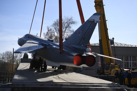 Открытие самолета-памятника Су-24 на территории НГТУ