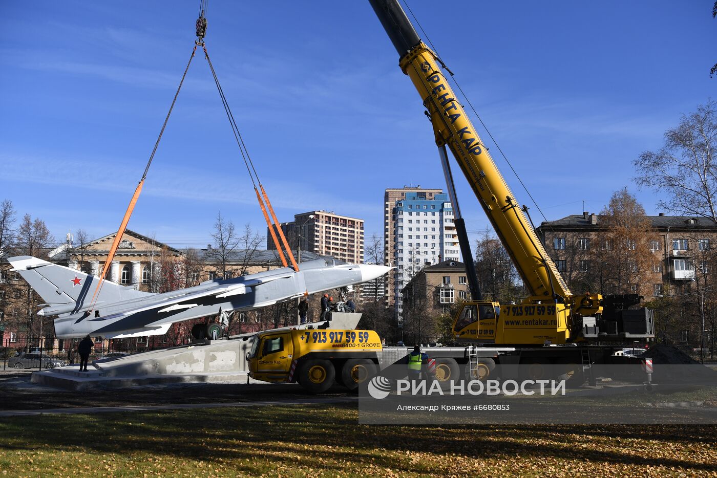 Открытие самолета-памятника Су-24 на территории НГТУ