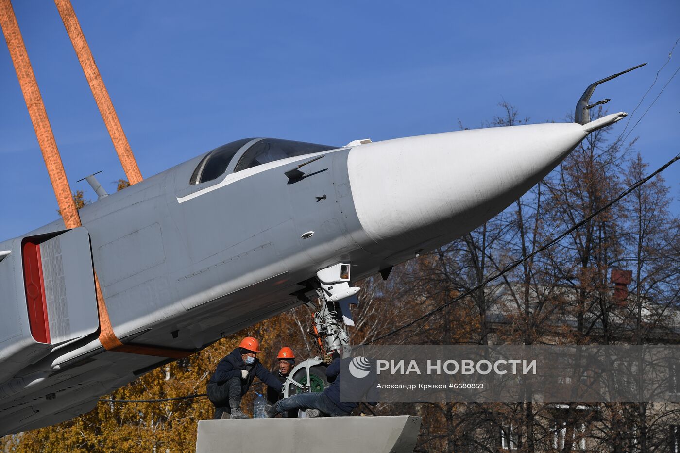 Открытие самолета-памятника Су-24 на территории НГТУ