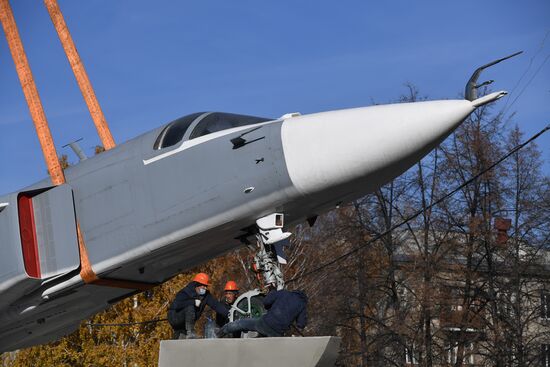 Открытие самолета-памятника Су-24 на территории НГТУ