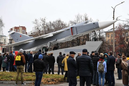 Открытие самолета-памятника Су-24 на территории НГТУ