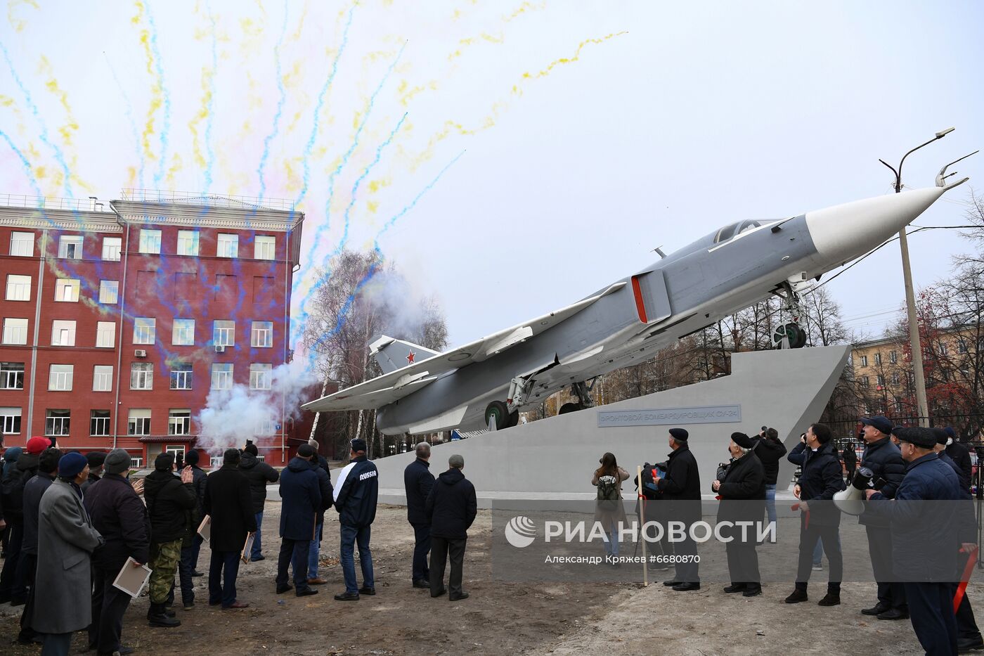 Открытие самолета-памятника Су-24 на территории НГТУ