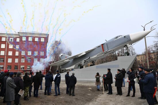 Открытие самолета-памятника Су-24 на территории НГТУ