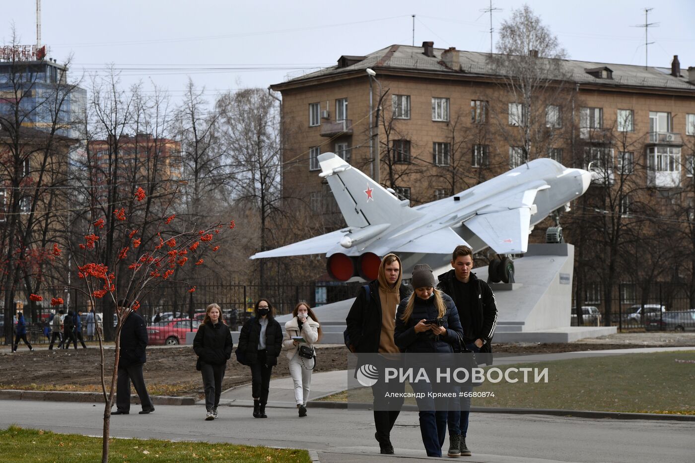 Открытие самолета-памятника Су-24 на территории НГТУ