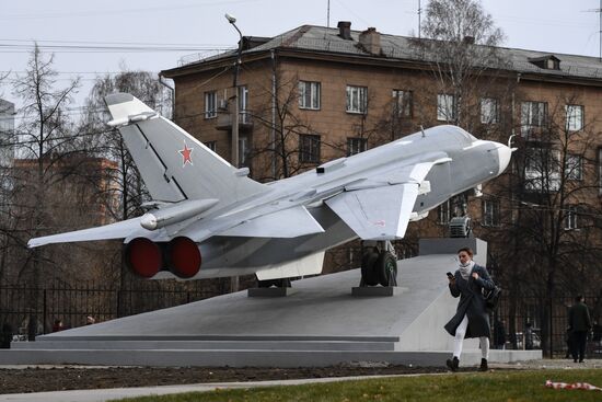 Открытие самолета-памятника Су-24 на территории НГТУ