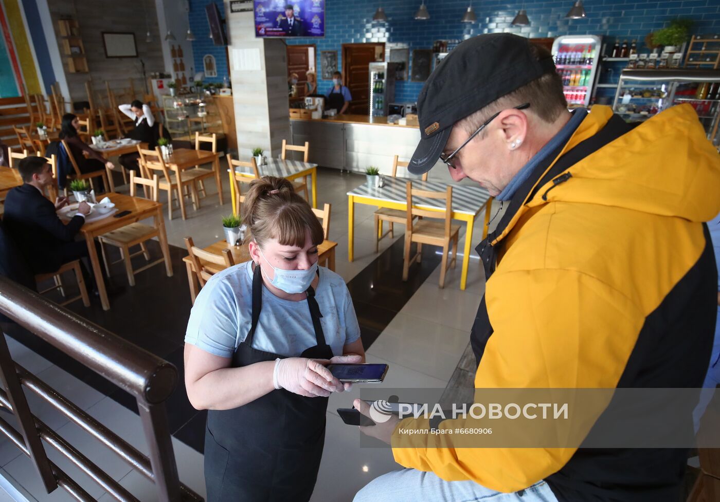 Проверка QR-кодов в общественных местах в регионах России