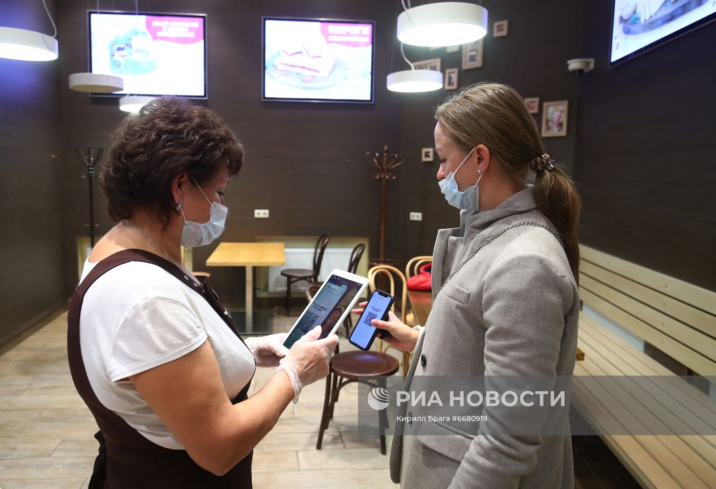 Проверка QR-кодов в общественных местах в регионах России
