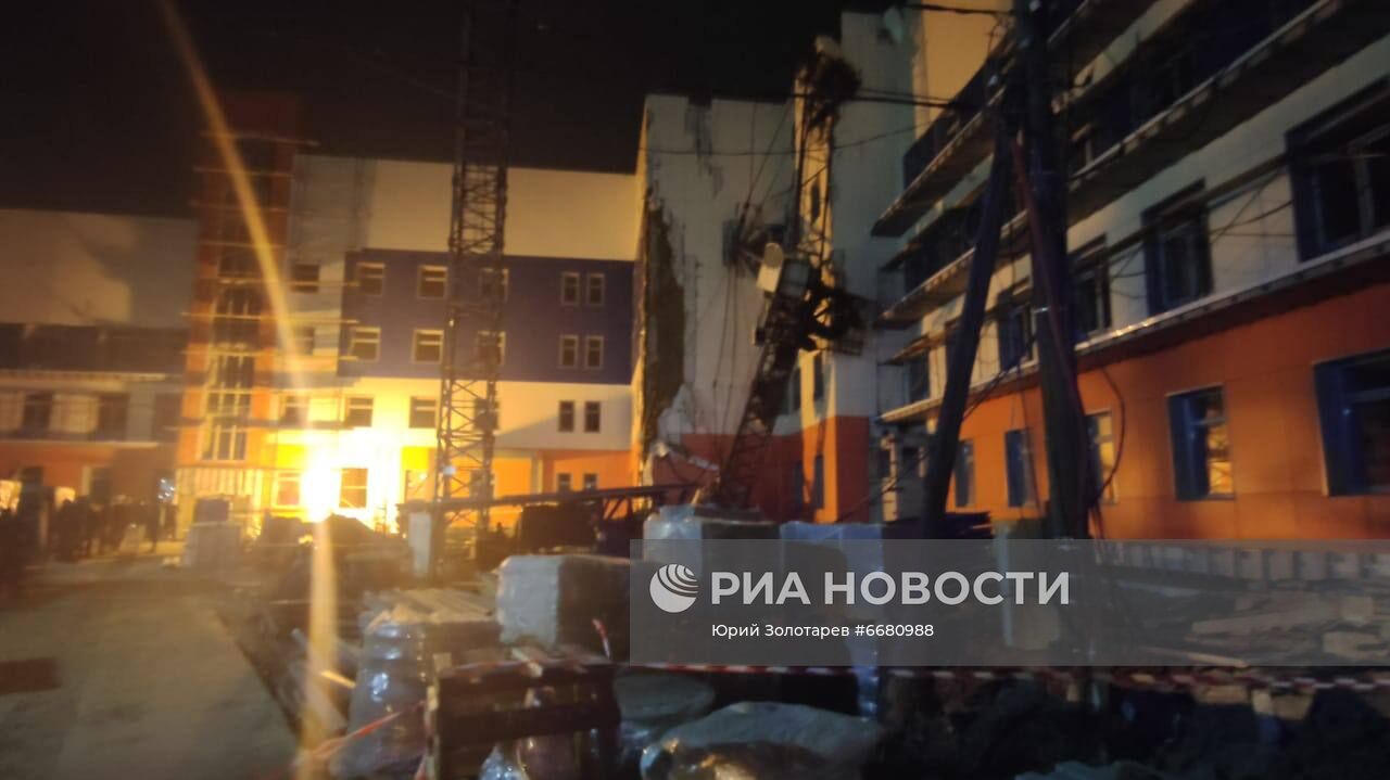 Падение строительного крана на строящуюся поликлинику в Хабаровске