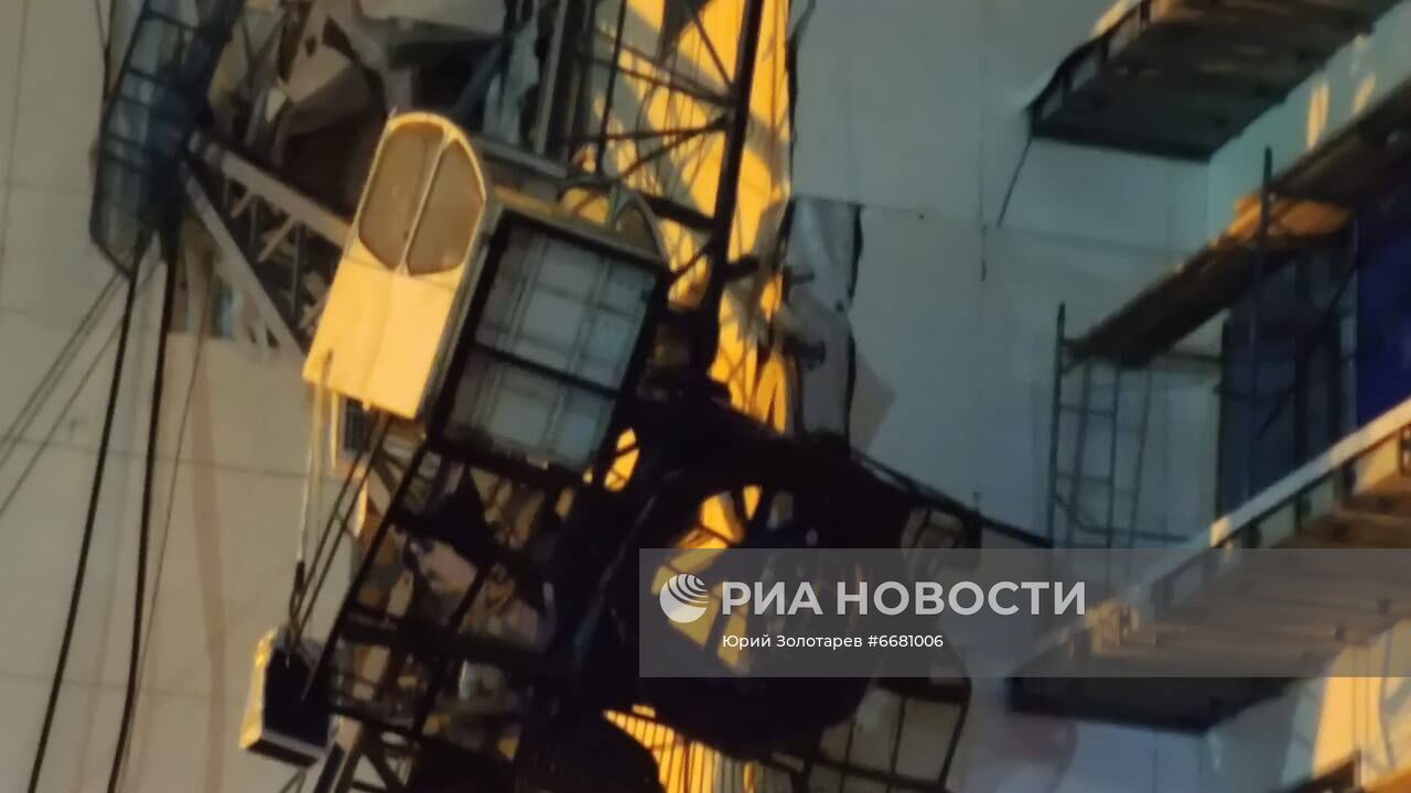 Падение строительного крана на строящуюся поликлинику в Хабаровске