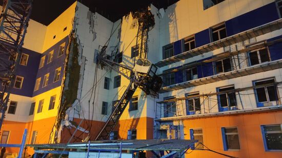 Падение строительного крана на строящуюся поликлинику в Хабаровске