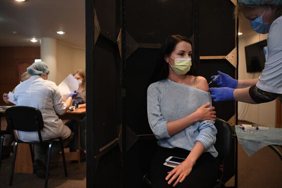 Выездная вакцинация против коронавируса в театре "Глобус" в Новосибирске