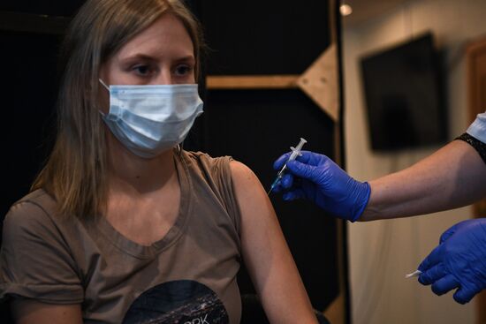 Выездная вакцинация против коронавируса в театре "Глобус" в Новосибирске