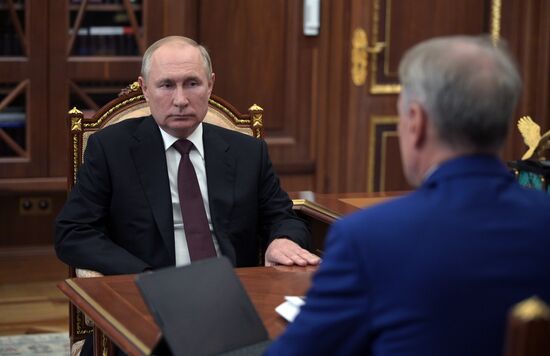 Президент РФ В. Путин встретился с главой Сбербанка Г. Грефом