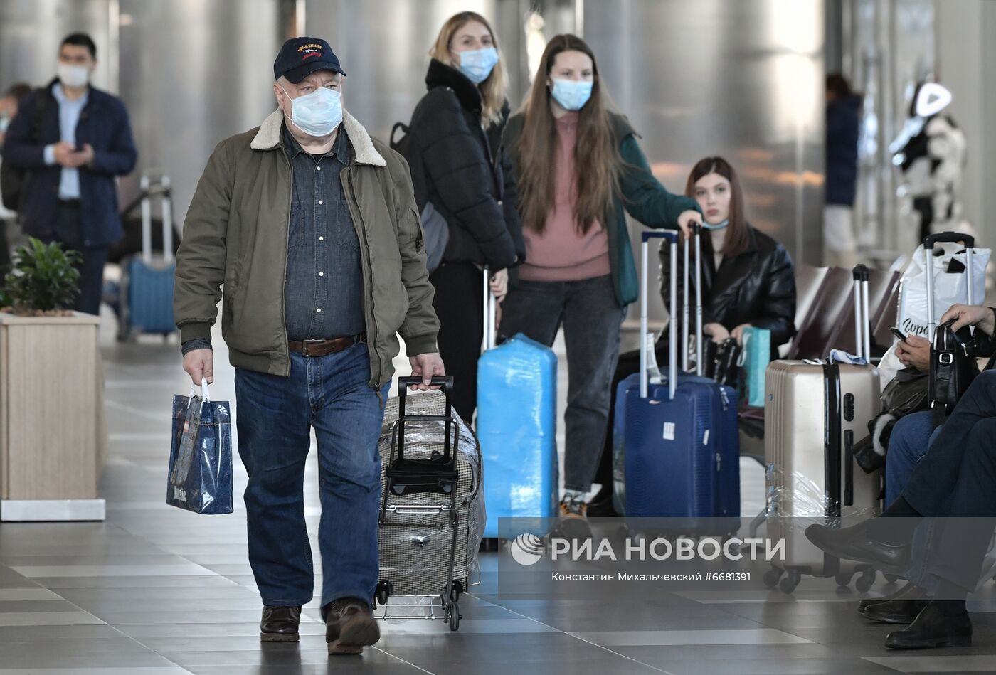 Работа аэропорта в Симферополе на фоне коронавирусных ограничений в Крыму