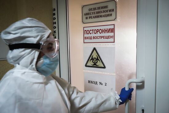 Работа медиков в "красной зоне" Ставропольского краевого госпиталя для ветеранов войн