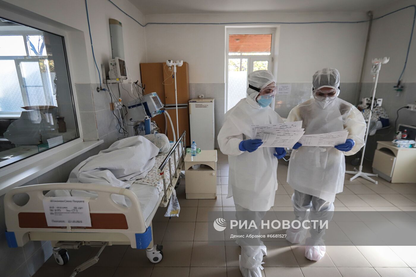 Работа медиков в "красной зоне" Ставропольского краевого госпиталя для ветеранов войн