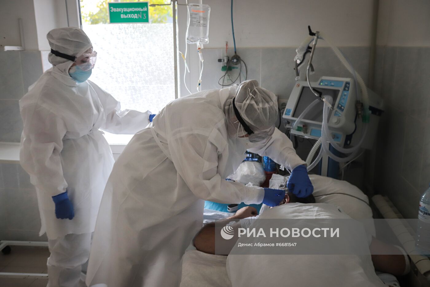 Работа медиков в "красной зоне" Ставропольского краевого госпиталя для ветеранов войн 