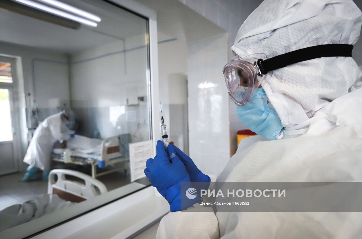 Работа медиков в "красной зоне" Ставропольского краевого госпиталя для ветеранов войн 