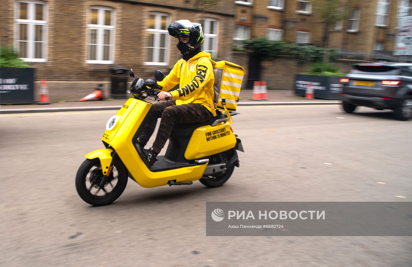 Работа сервисов "Яндекс.Лавка" и Yango Deli в Москве и Лондоне