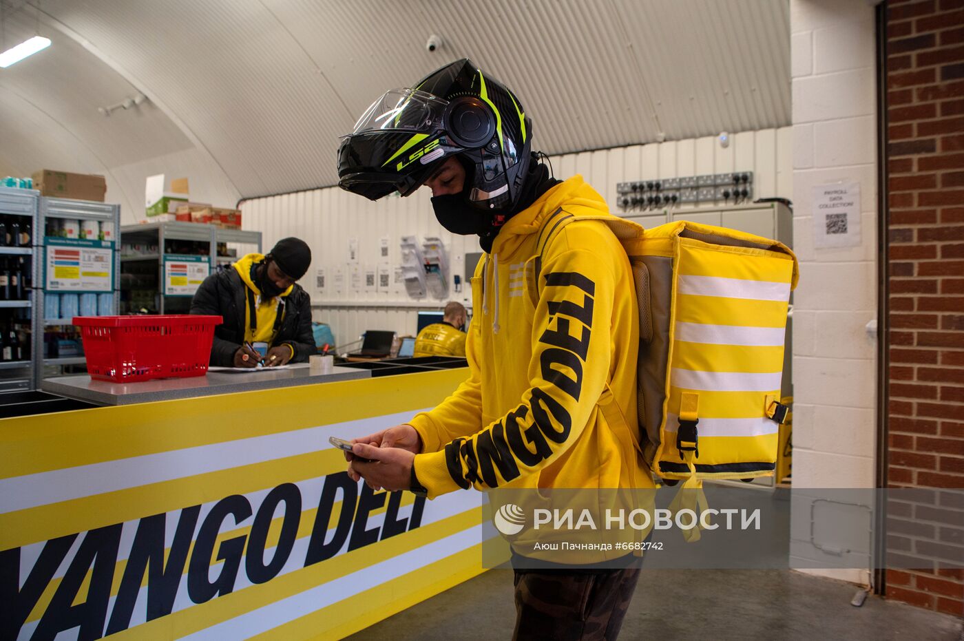 Работа сервисов "Яндекс.Лавка" и Yango Deli в Москве и Лондоне