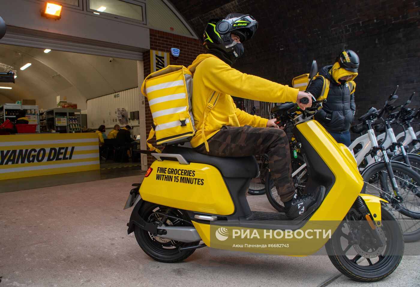 Работа сервисов "Яндекс.Лавка" и Yango Deli в Москве и Лондоне