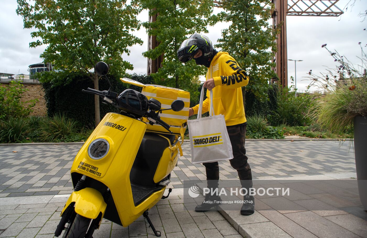 Работа сервисов "Яндекс.Лавка" и Yango Deli в Москве и Лондоне