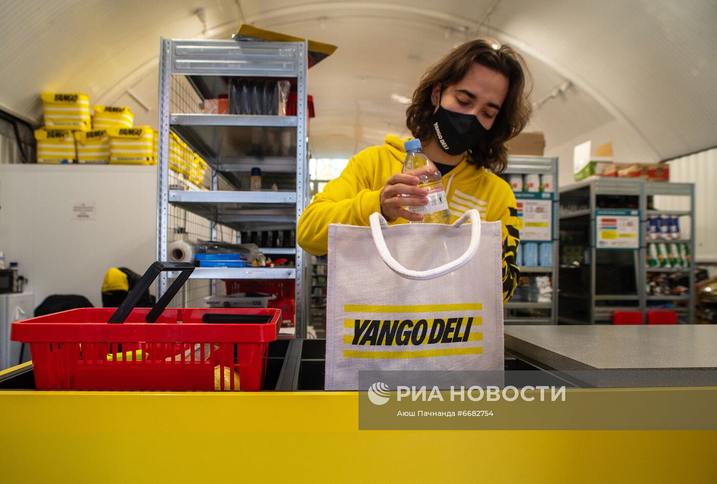 Работа сервисов "Яндекс.Лавка" и Yango Deli в Москве и Лондоне