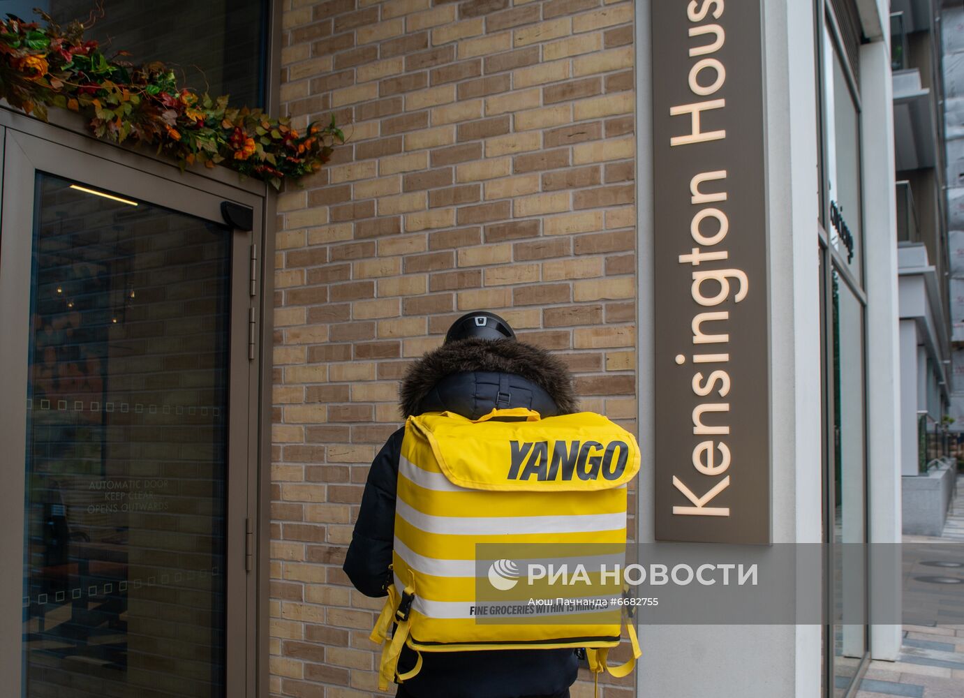Работа сервисов "Яндекс.Лавка" и Yango Deli в Москве и Лондоне