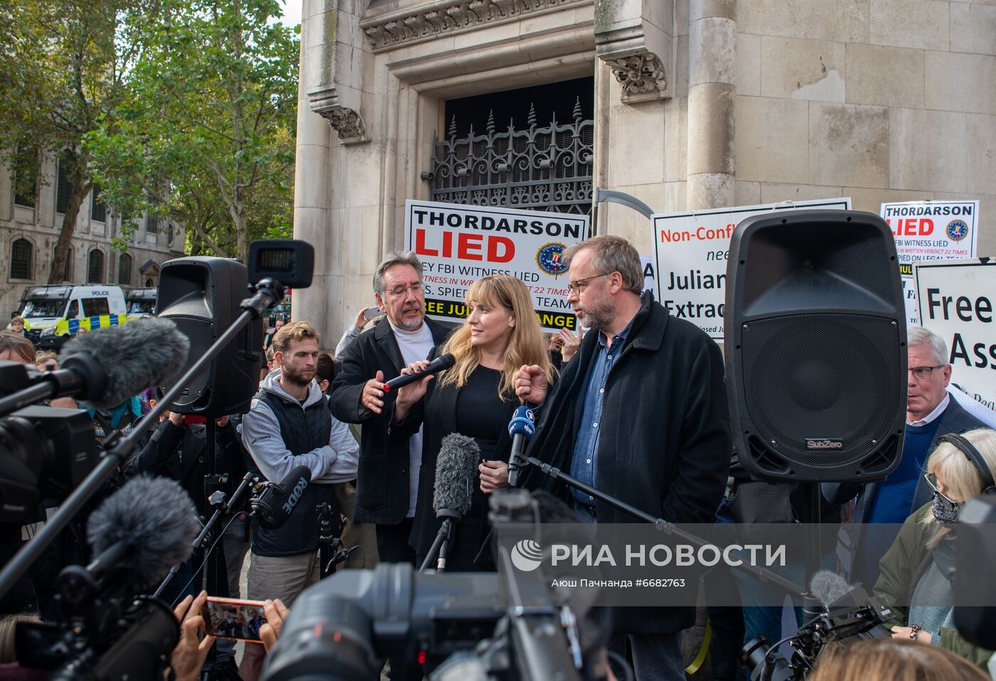 Акция в поддержку Д. Ассанжа в Лондоне