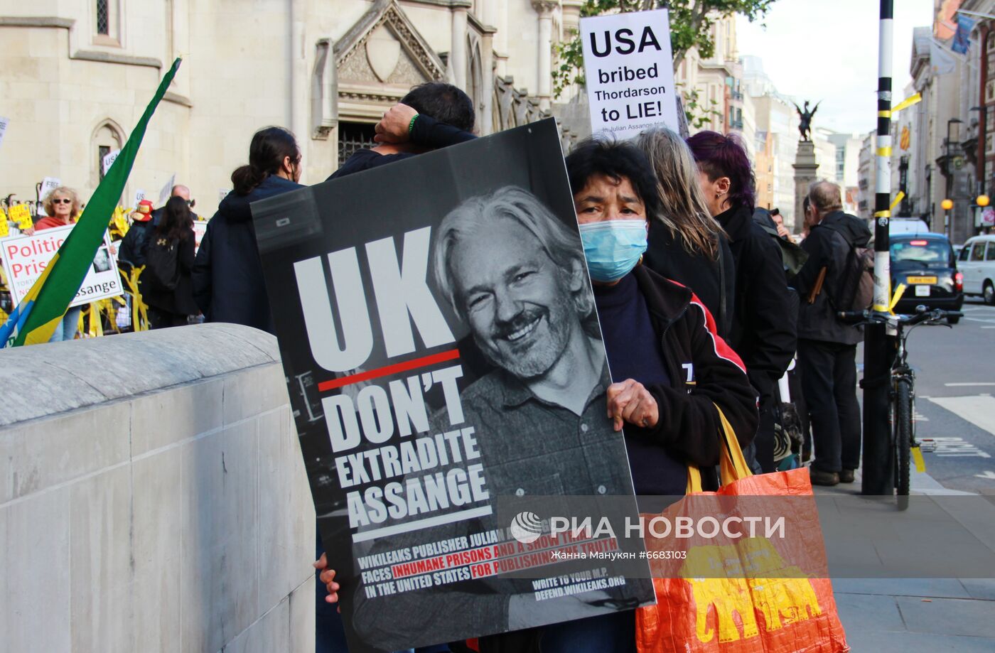 Акция в поддержку Д. Ассанжа в Лондоне
