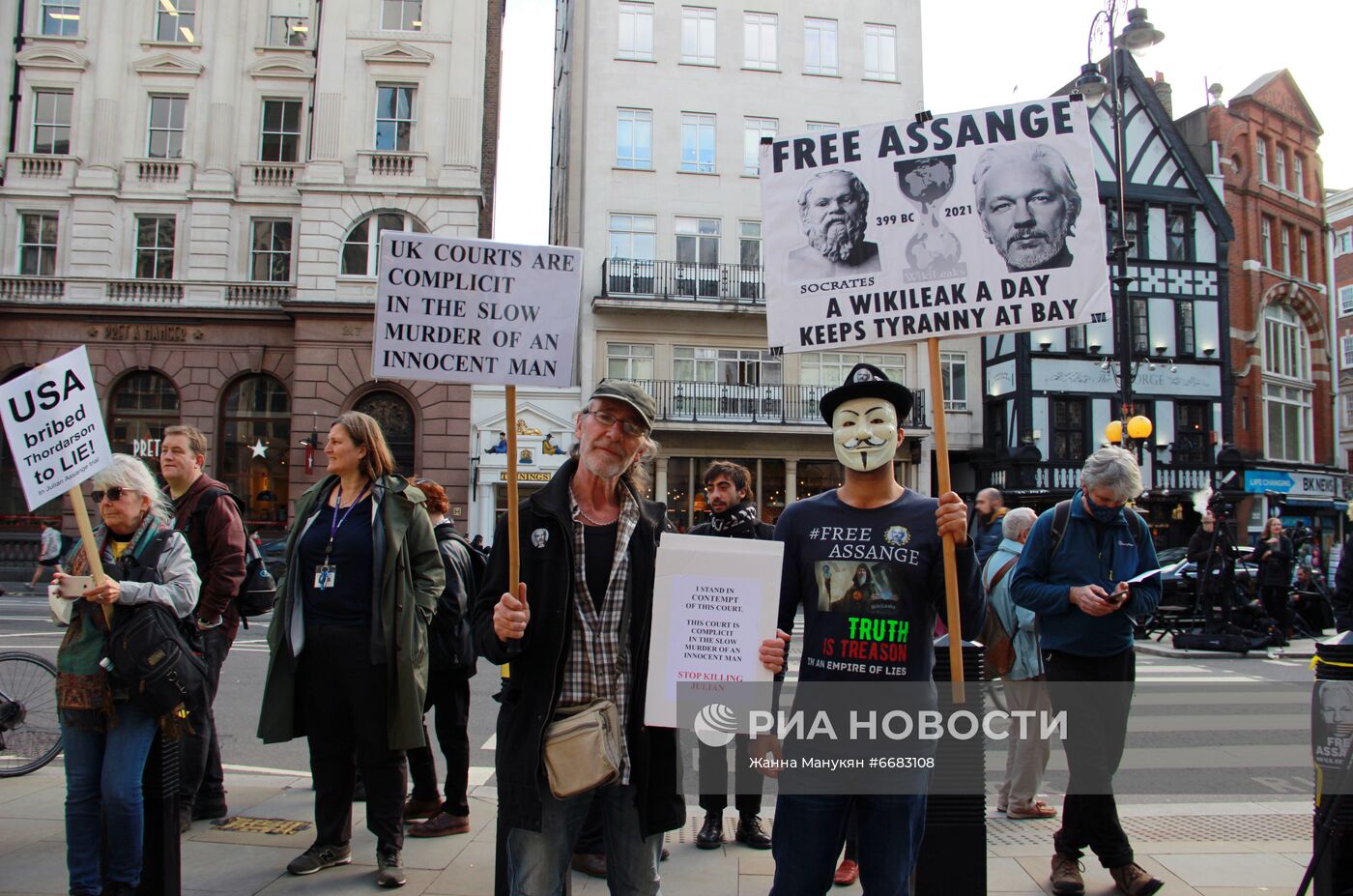 Акция в поддержку Д. Ассанжа в Лондоне