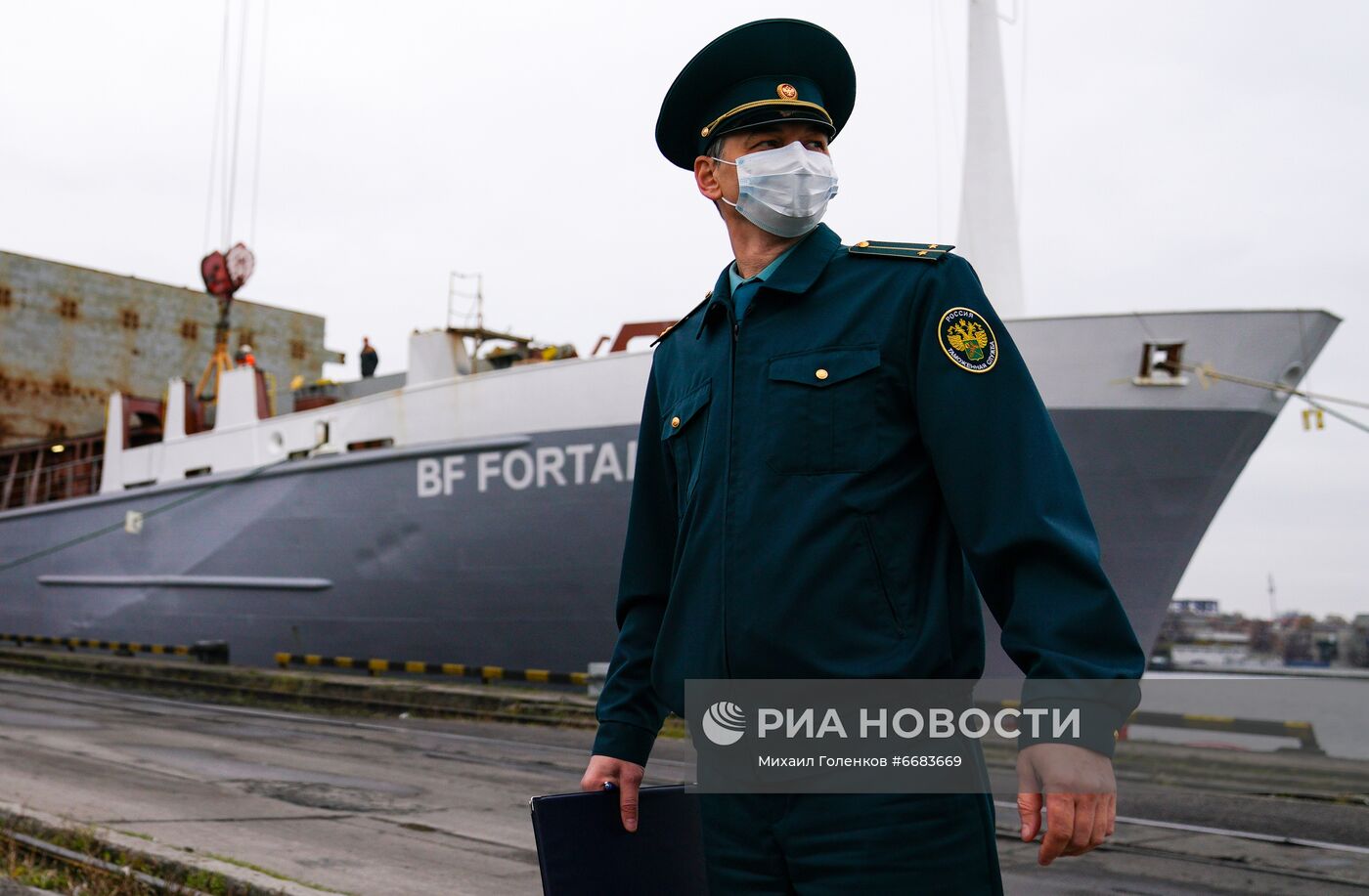 Работа таможни в Морском порту им. Н. Хазова в Калининграде