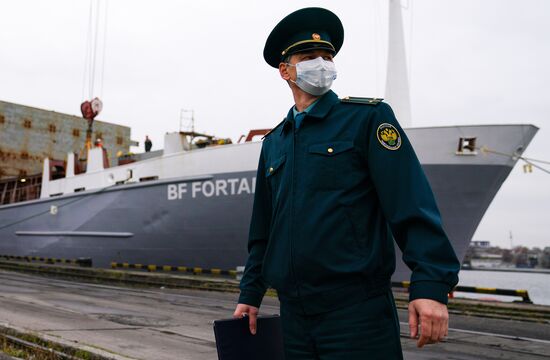 Работа таможни в Морском порту им. Н. Хазова в Калининграде