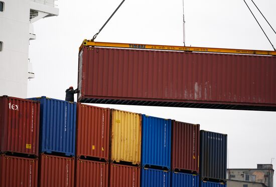 Работа таможни в Морском порту им. Н. Хазова в Калининграде