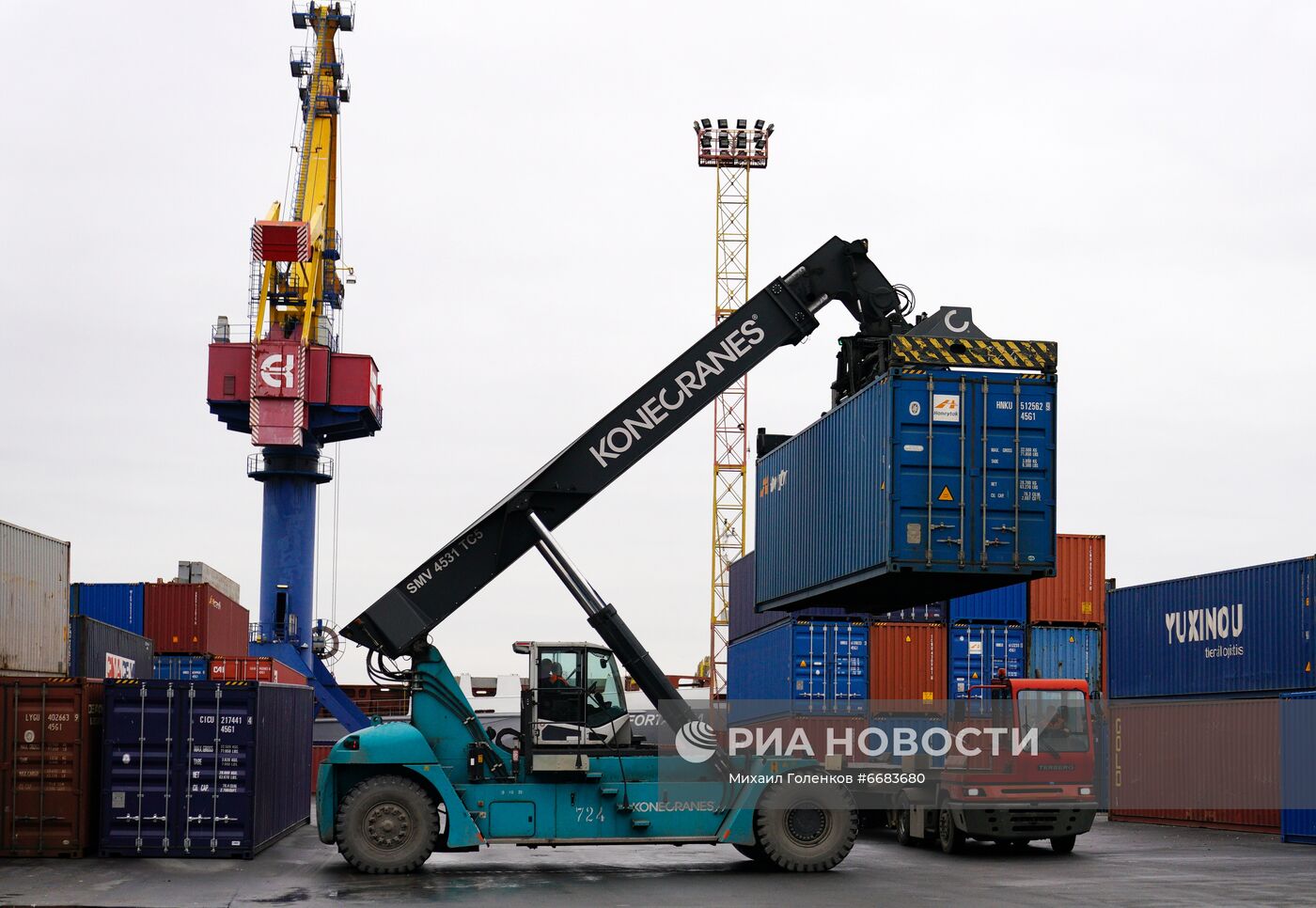 Работа таможни в Морском порту им. Н. Хазова в Калининграде