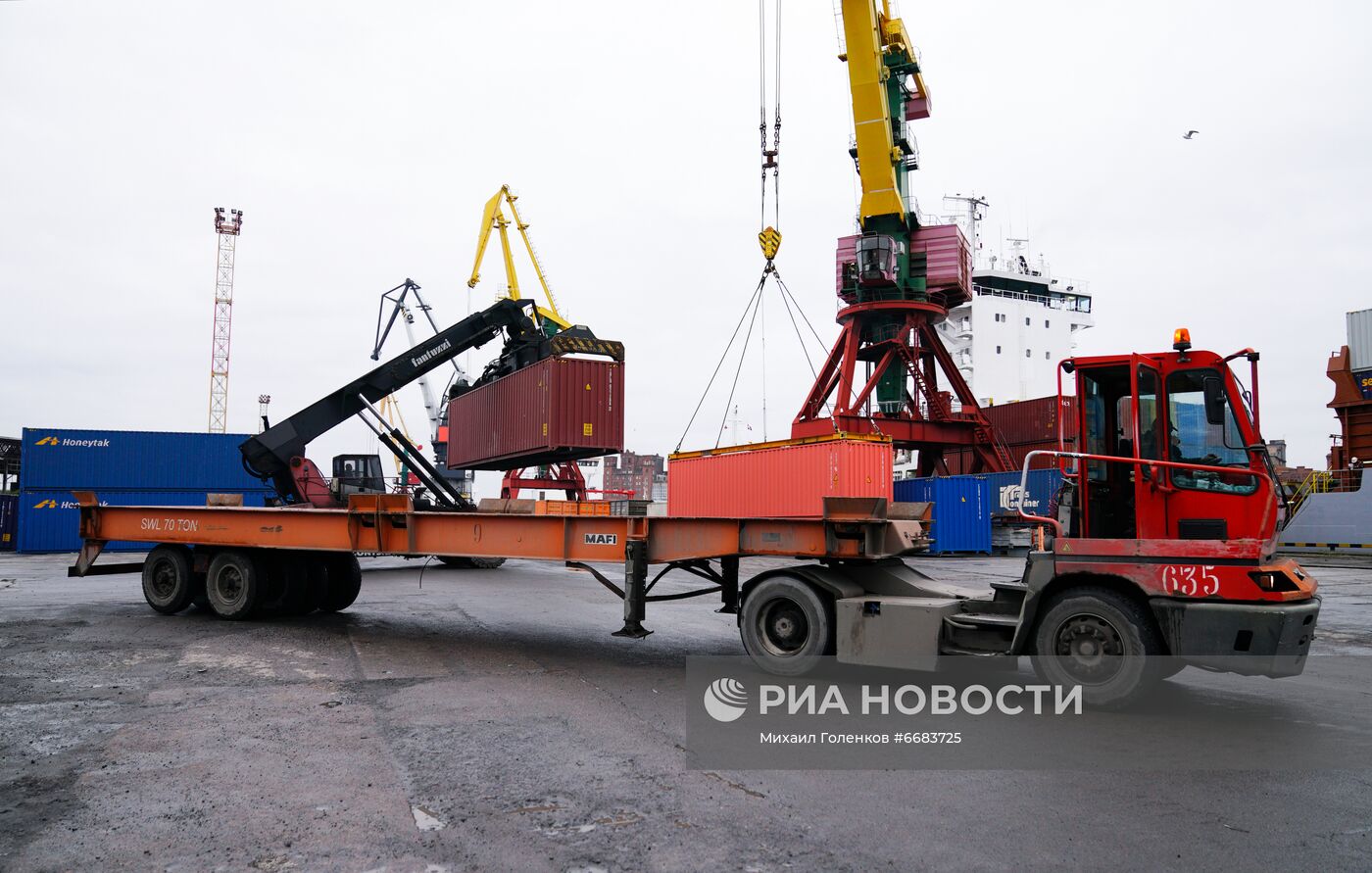 Работа таможни в Морском порту им. Н. Хазова в Калининграде