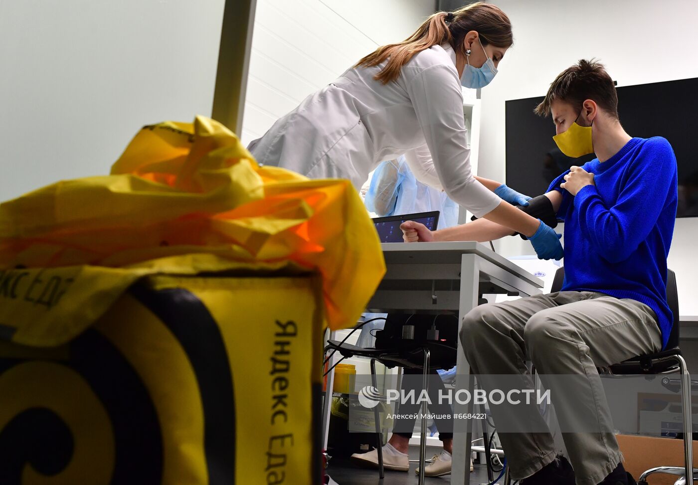 Вакцинация водителей и курьеров Яндекса