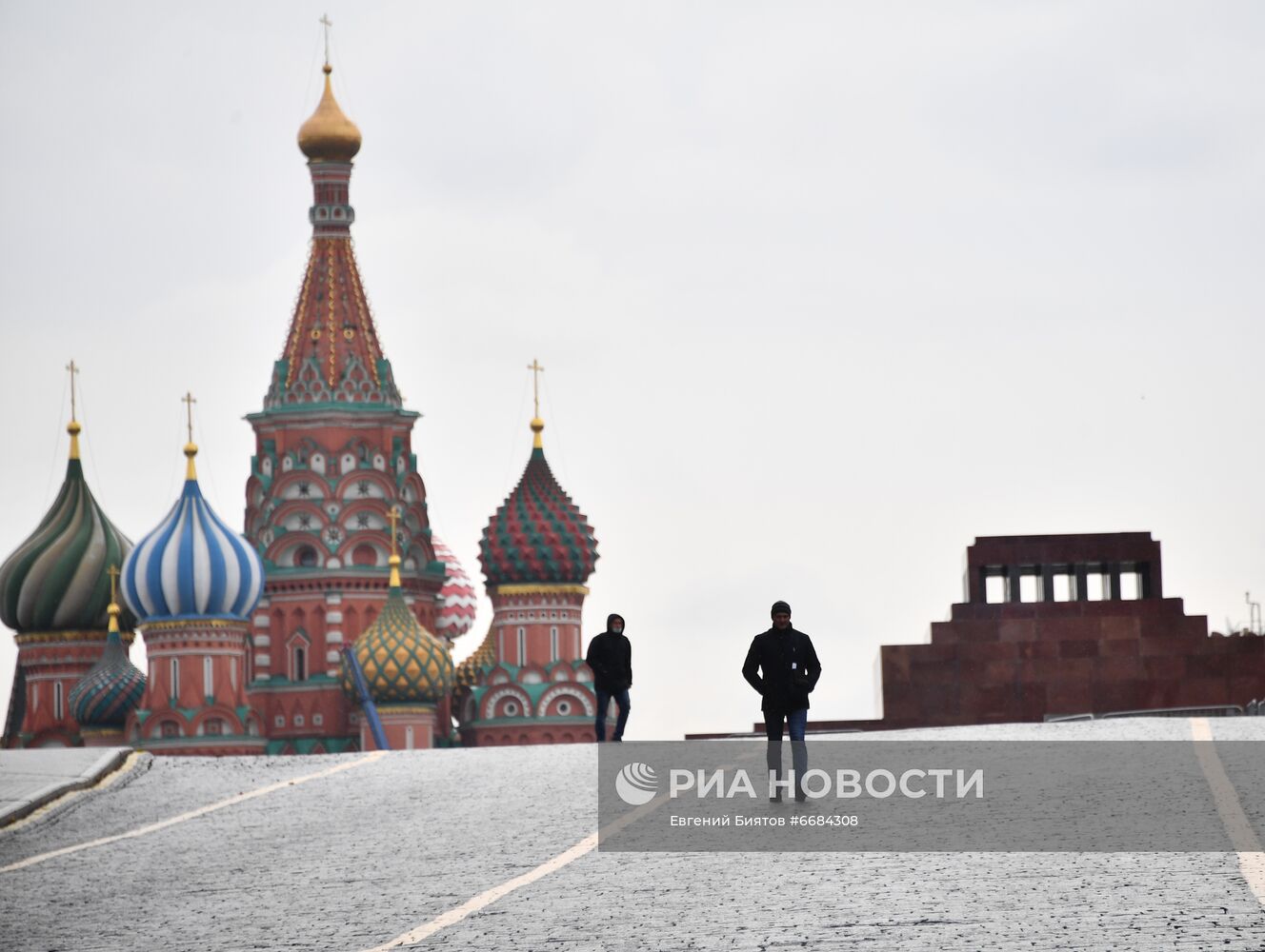 Покровский собор (храм Василия Блаженного) и мавзолей В. И. Ленина на Красной площади в Москве
