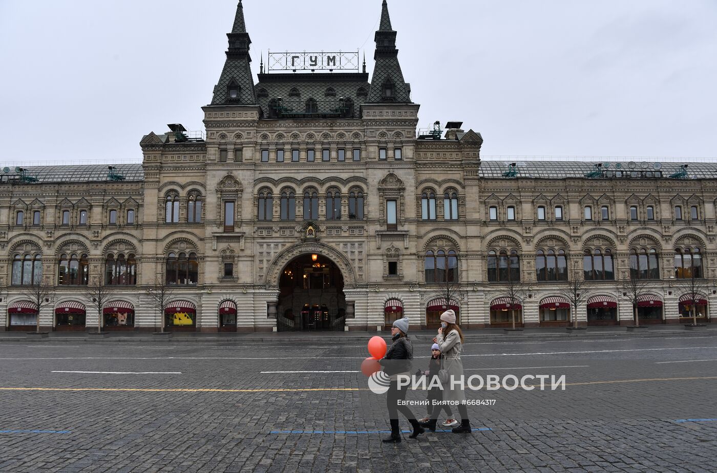 Здание ГУМа на Красной площади в Москве