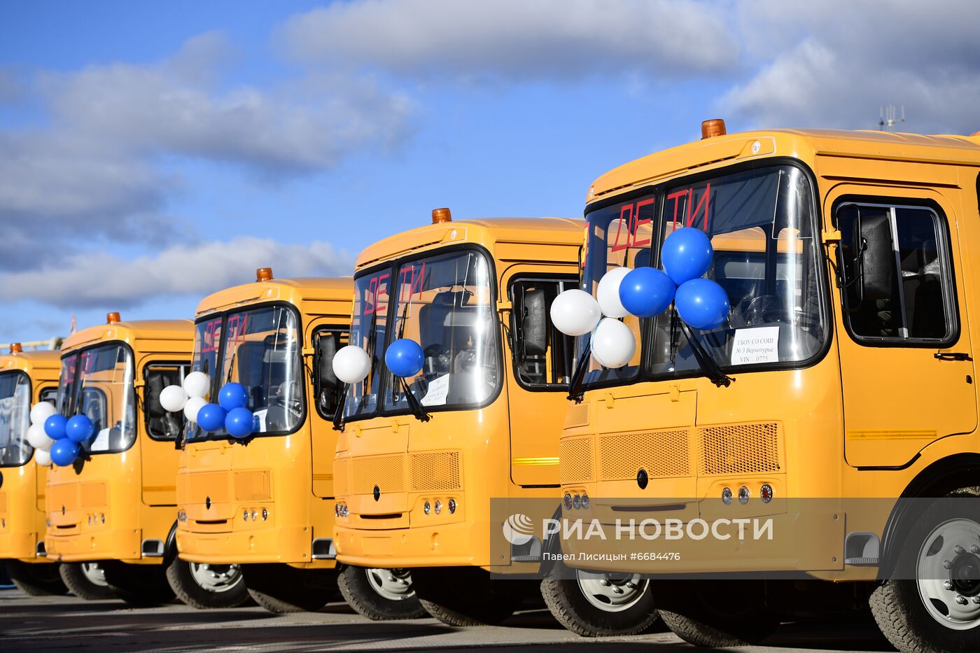 Передача школьных автобусов правительством Екатеринбурга муниципалитетам Свердловской области