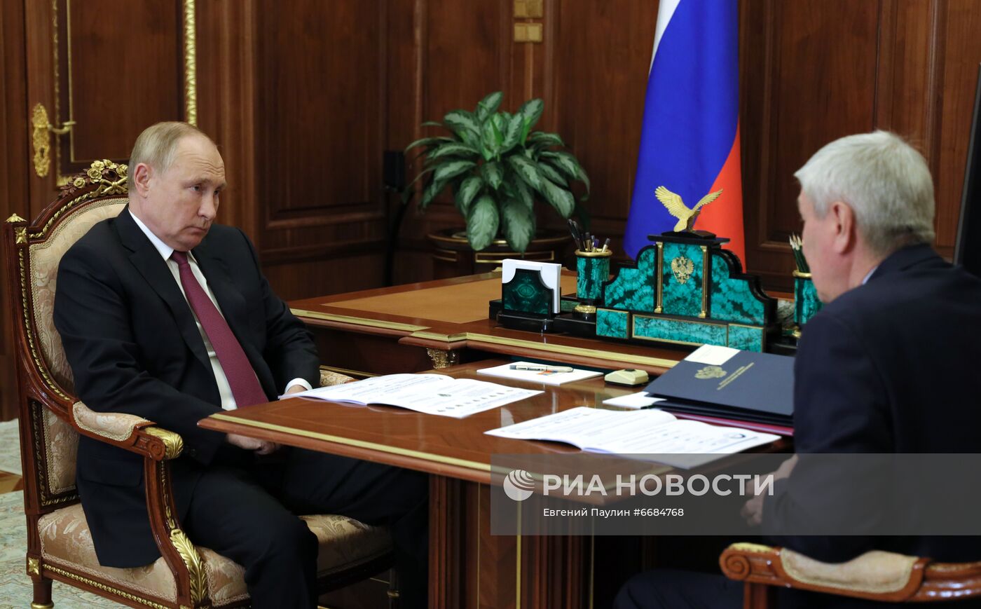 Президент РФ В. Путин встретился с директором Росфинмониторинга Ю. Чиханчиным