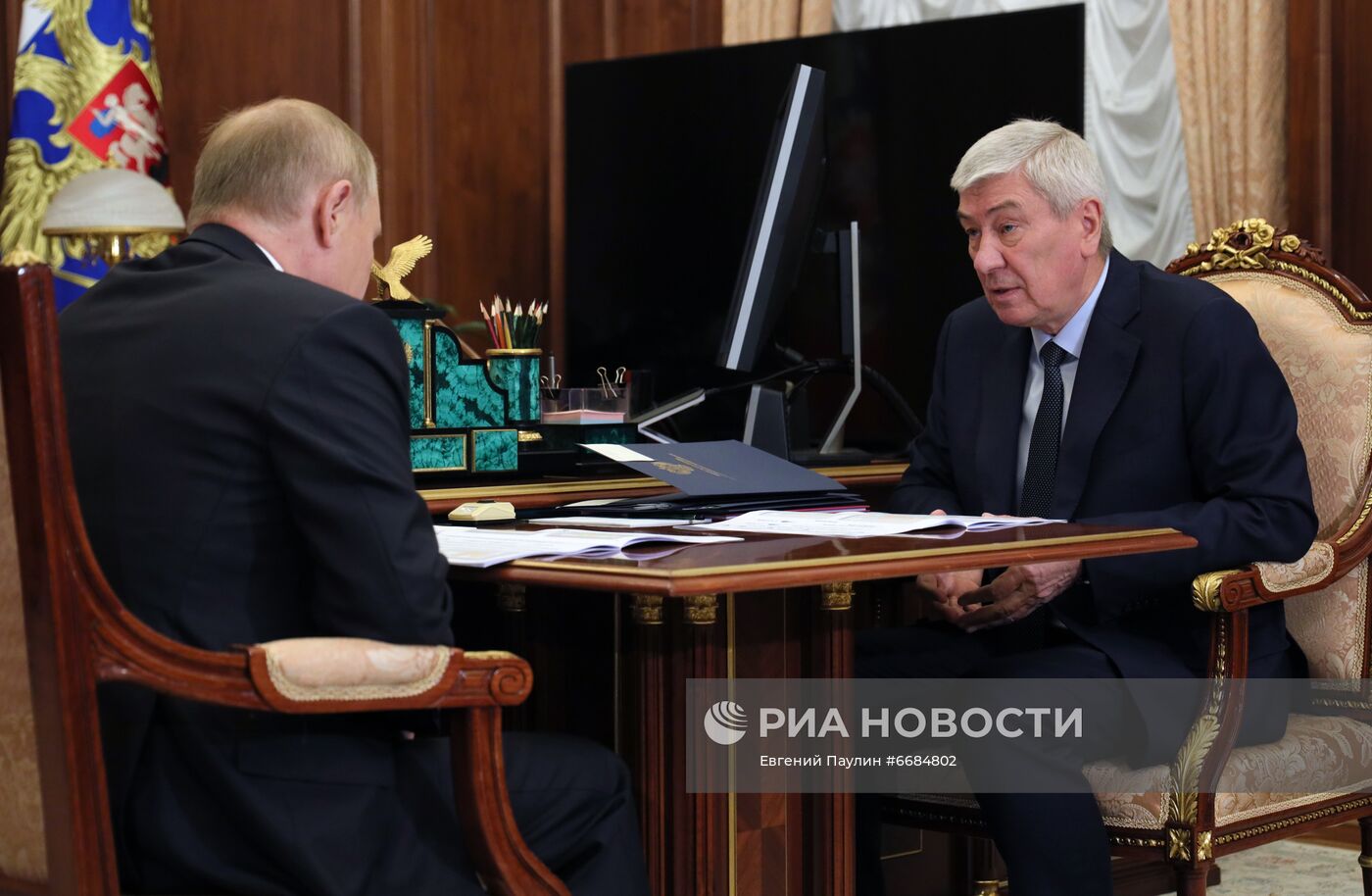 Президент РФ В. Путин встретился с директором Росфинмониторинга Ю. Чиханчиным